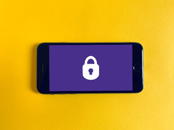 Iphone 5 noir avec un cadenas sur l'écran mettant en avant que Kunagi protège vos données