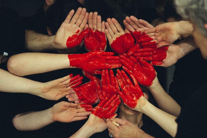 Photo illustrant la contribution représenté par de nombreuses mains paume vers le haut et un coeur peins dessus