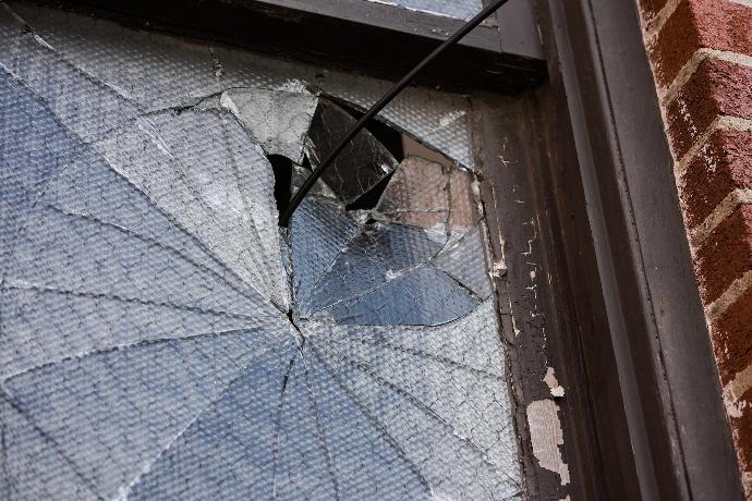 Photo présentant une vitre cassé illustrant le thème du sinistre